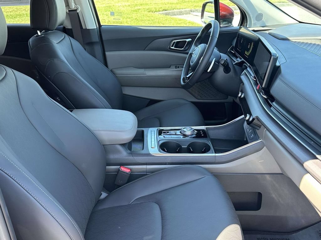 Used 2026 Kia Carnival EX FWD image 9