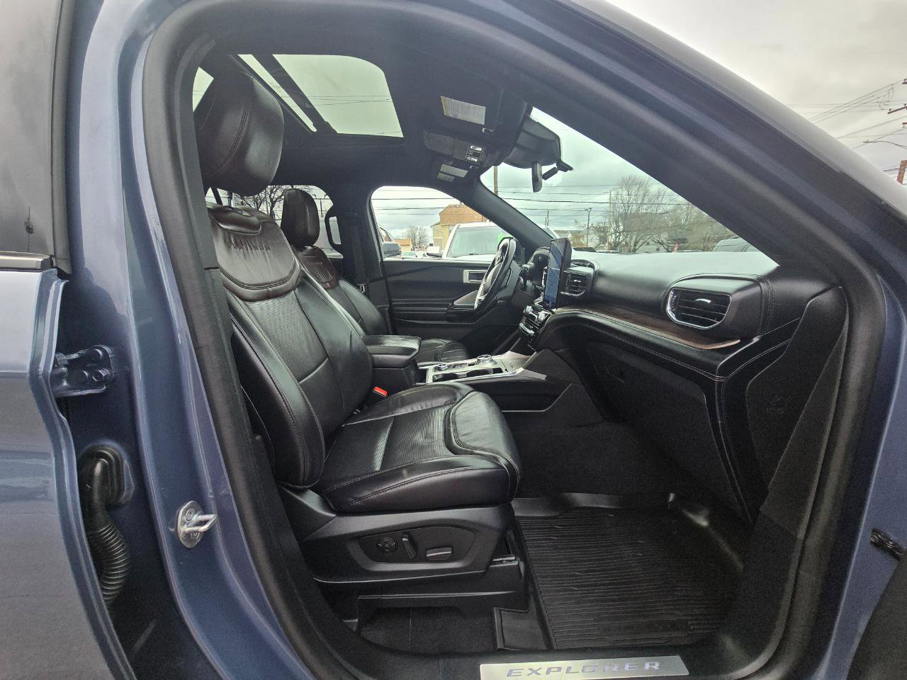 Used 2021 Ford Explorer Platinum w/ Equipment Group 601A AWD/4WD image 19