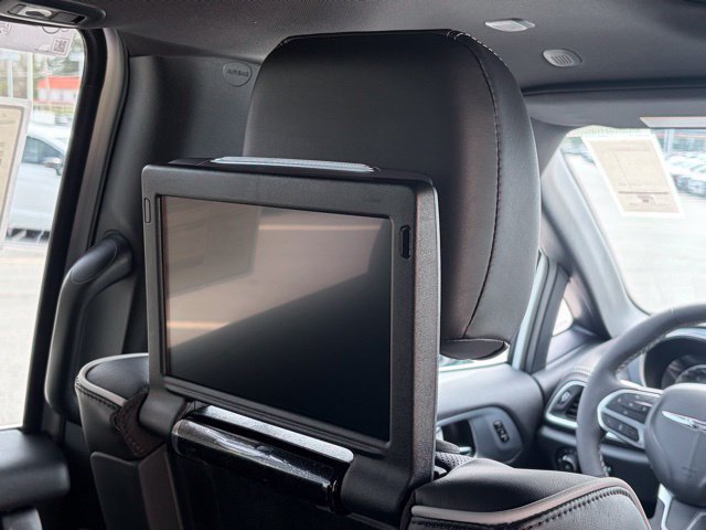 New 2026 Chrysler Pacifica Limited w/ Uconnect Theater Family Group FWD image 34