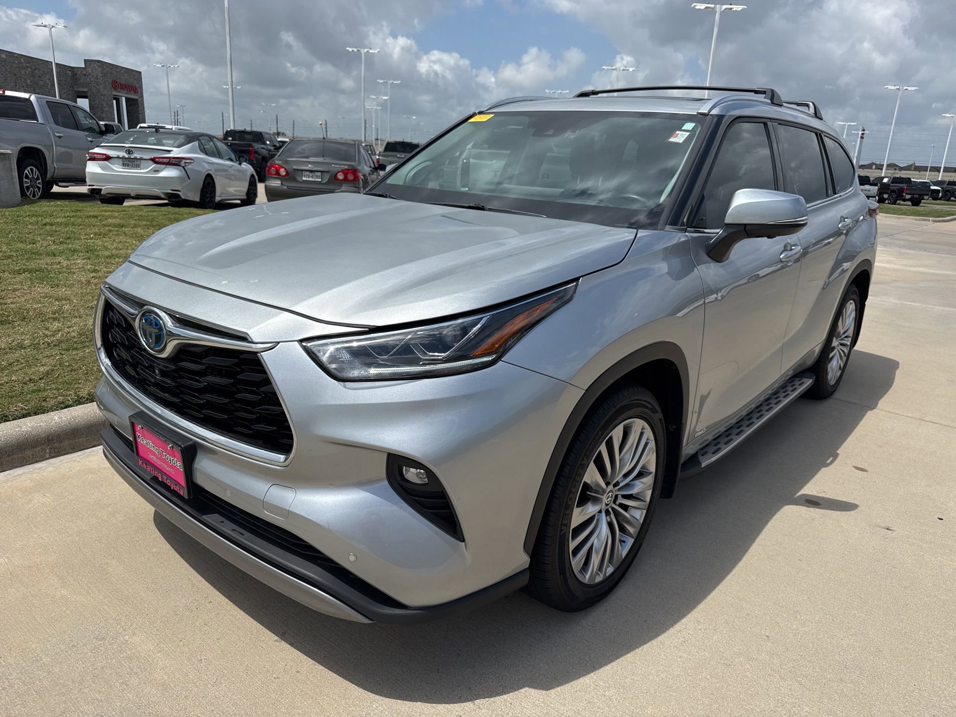 Used 2024 Toyota Highlander Platinum AWD/4WD image 3