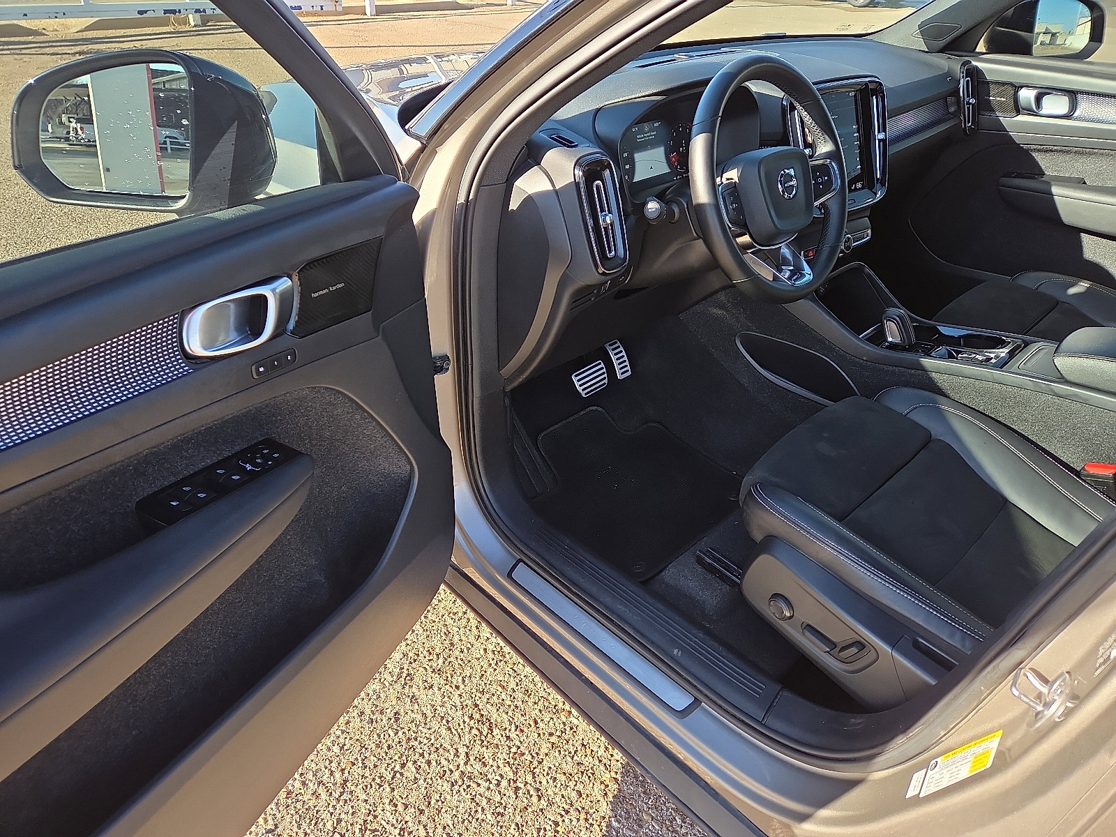 Used 2022 Volvo XC40 T5 R-Design w/ Climate Package AWD/4WD image 11