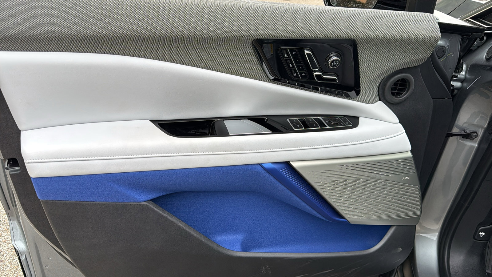 New 2026 Cadillac Optiq Luxury 2 image 10