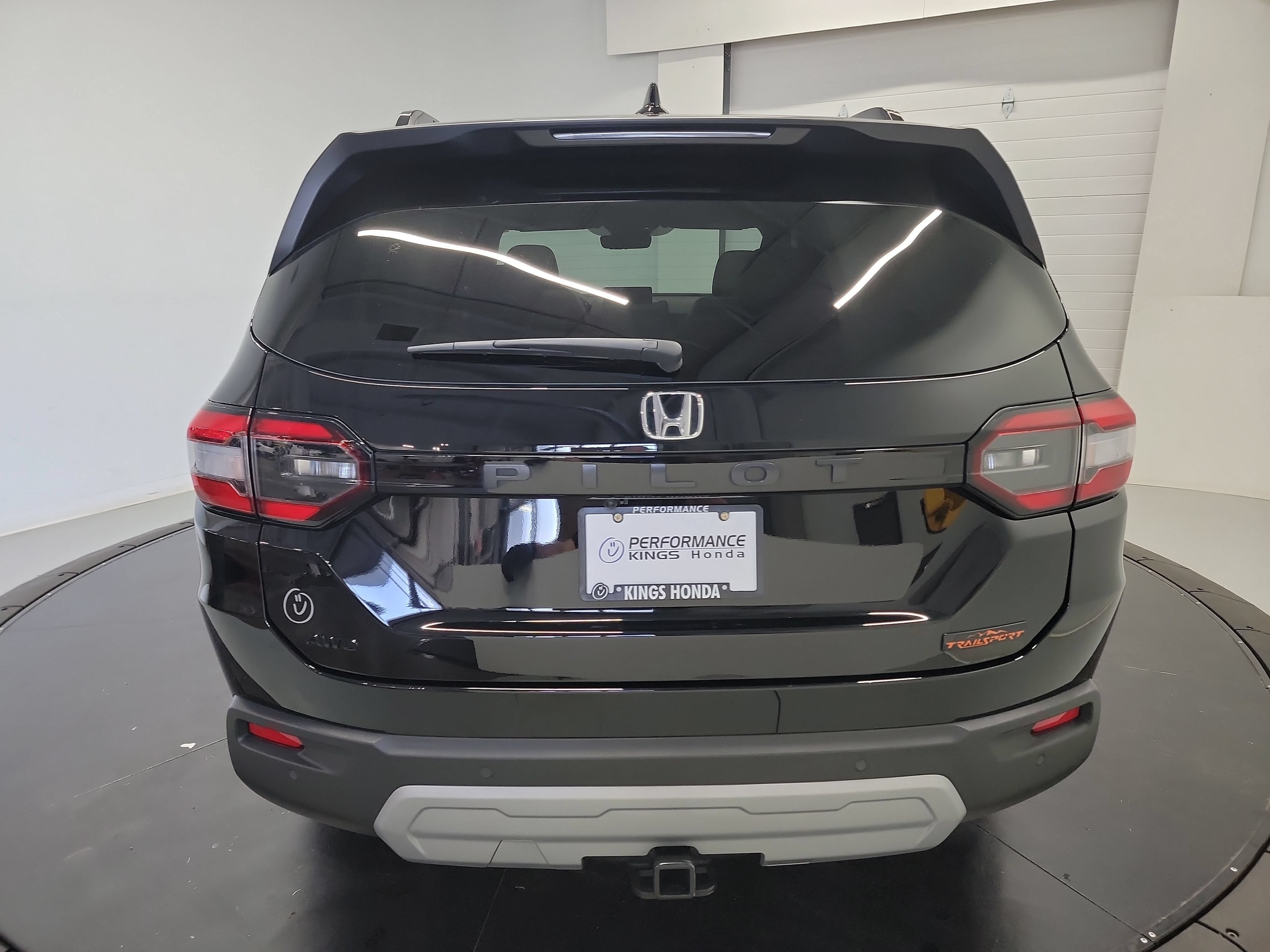 Used 2025 Honda Pilot TrailSport image 8