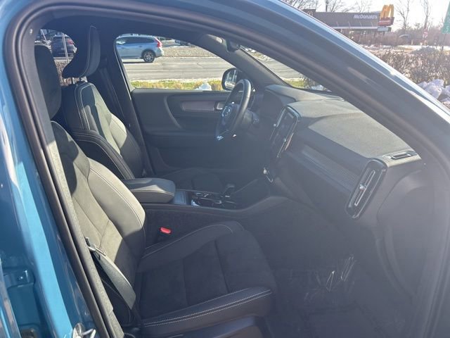 Certified 2025 Volvo XC40 B5 Plus image 15