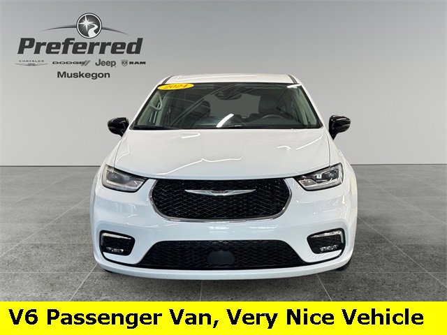 Used 2024 Chrysler Pacifica Touring-L image 13