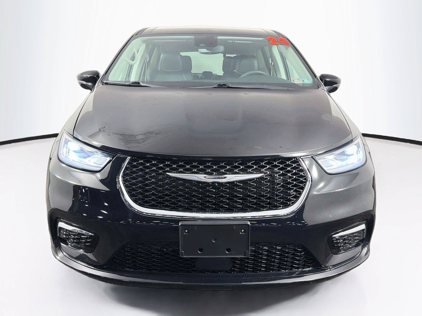 Used 2024 Chrysler Pacifica Touring-L FWD image 6