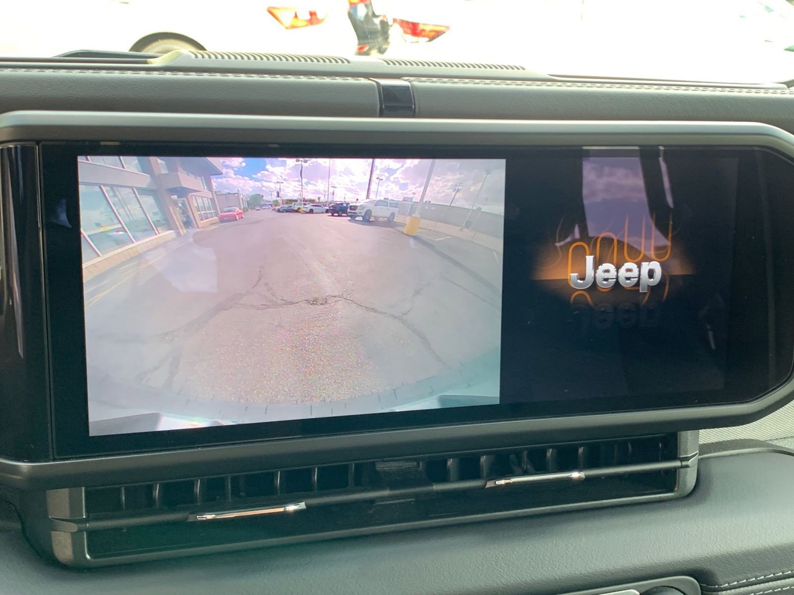 Used 2025 Jeep Wrangler Sahara image 17