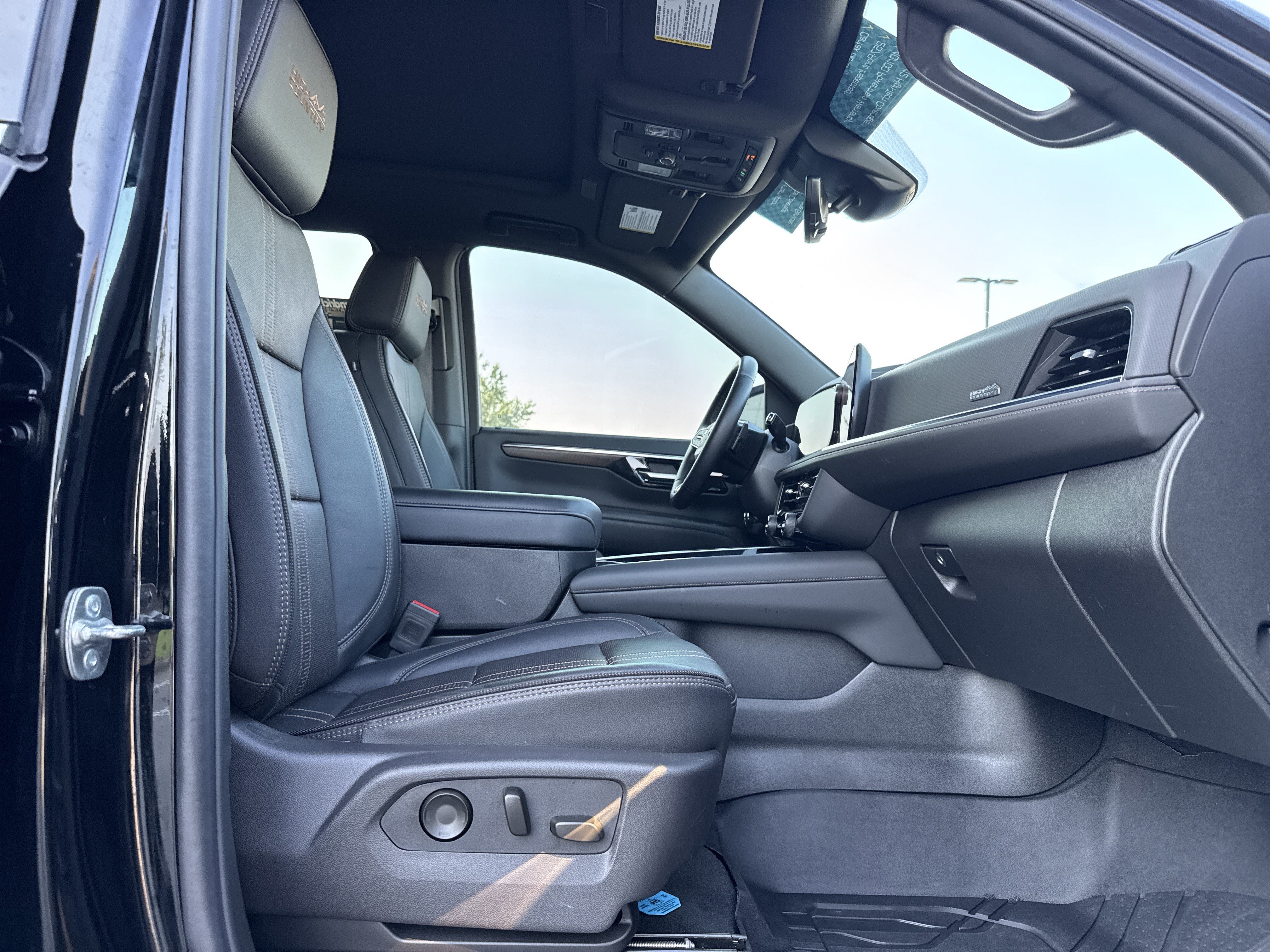 Used 2025 Chevrolet Tahoe High Country AWD/4WD image 33