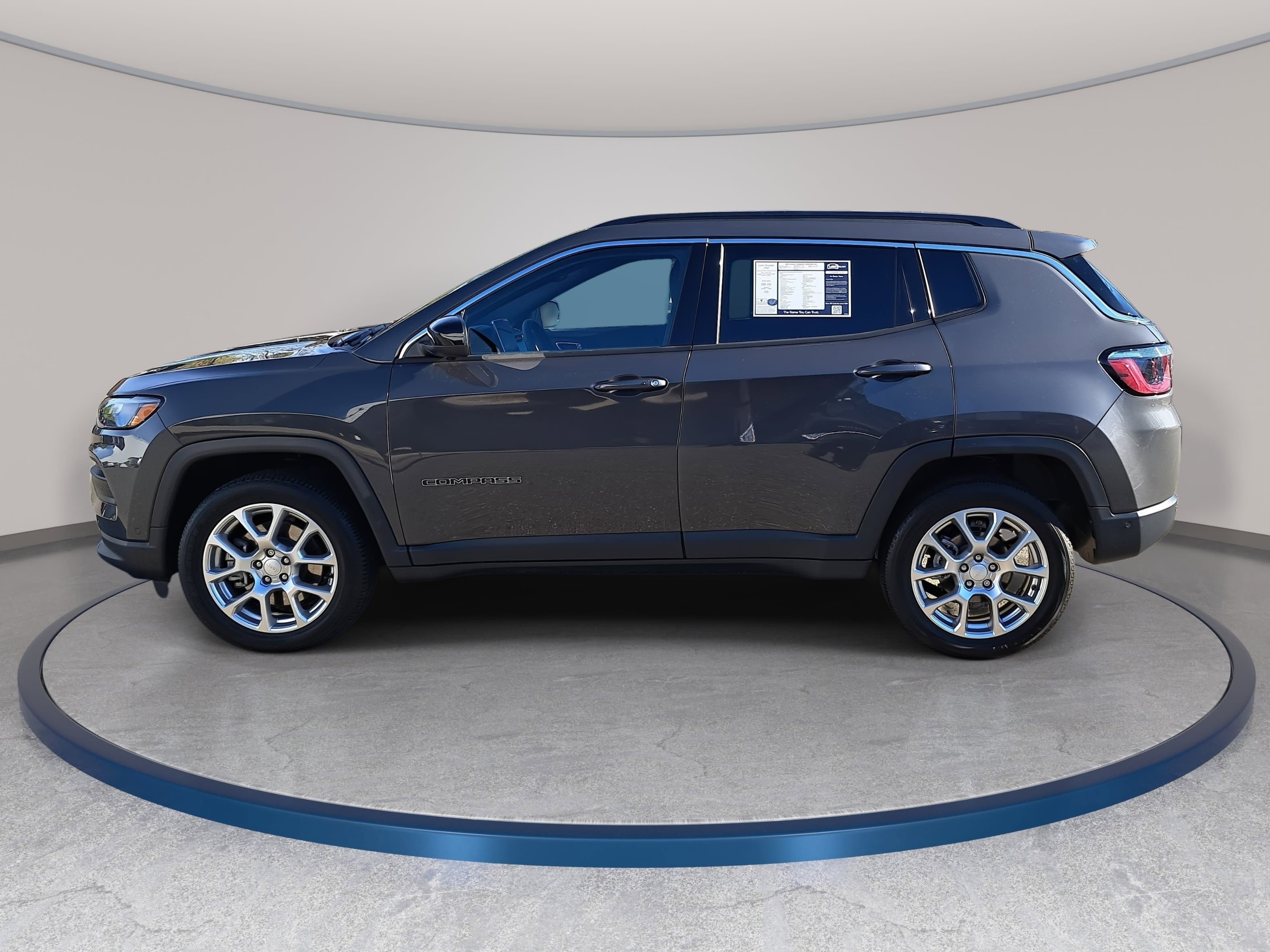 Used 2024 Jeep Compass Latitude image 9