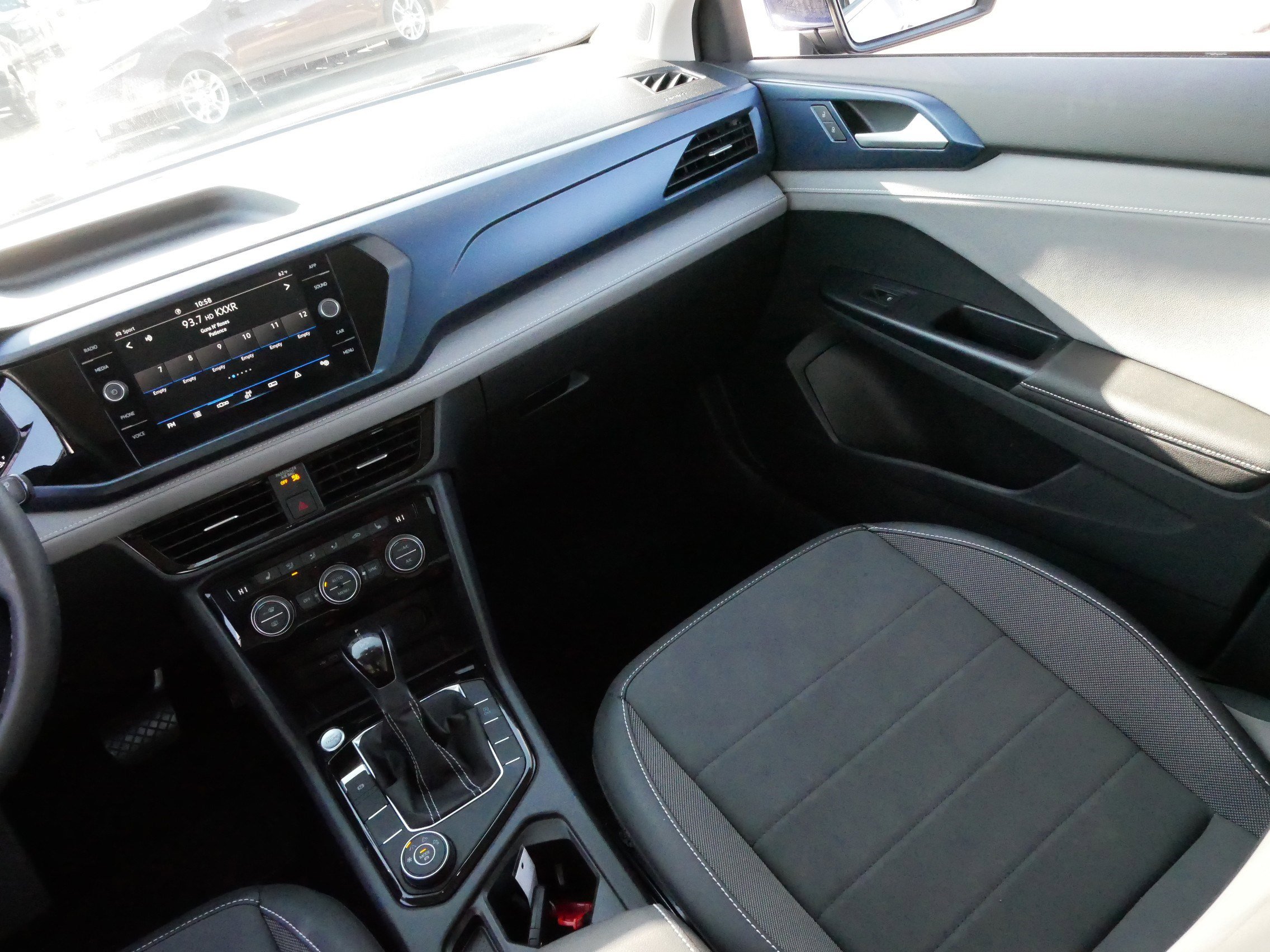 Used 2024 Volkswagen Taos SE w/ Panoramic Sunroof Package image 11