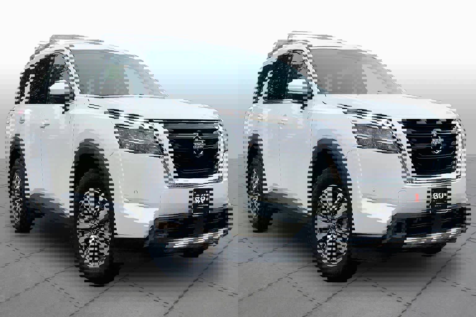 Used 2024 Nissan Pathfinder SL FWD image 3