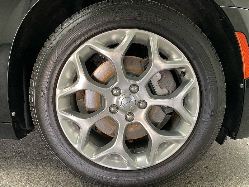 Used 2017 Chrysler 300 C Platinum image 26