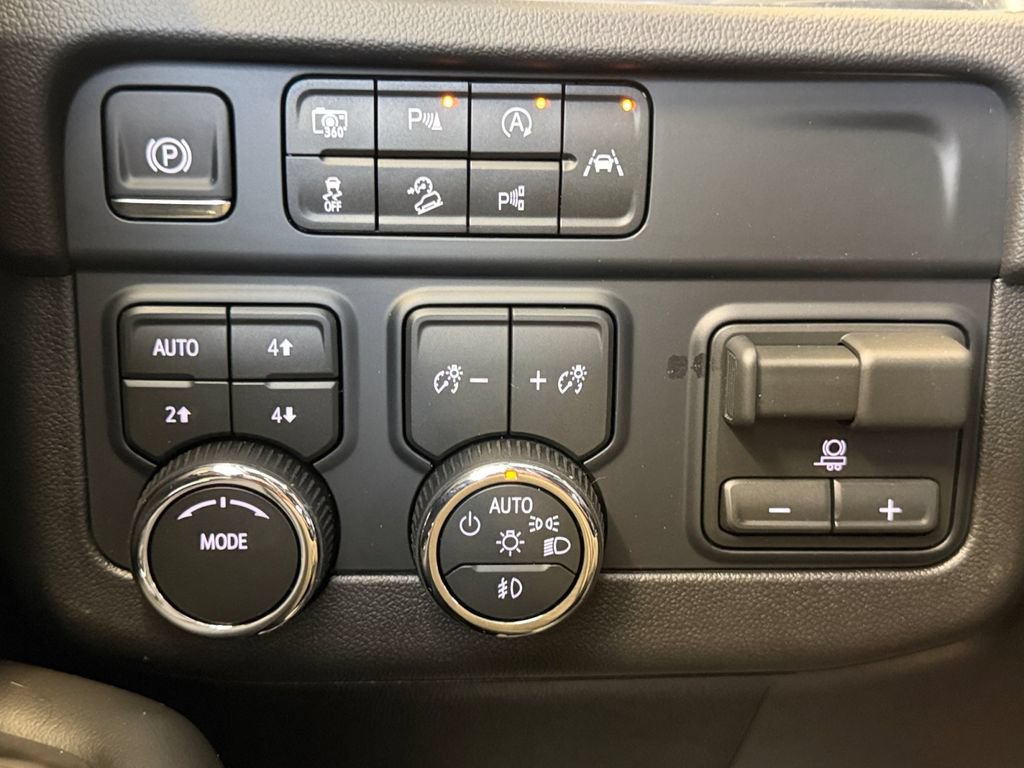 New 2026 Chevrolet Tahoe Premier w/ Sun And Tow Package AWD/4WD image 21