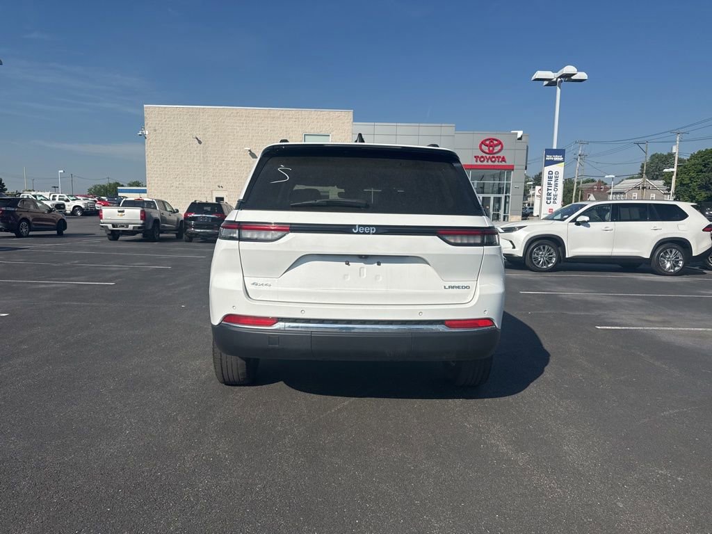 Used 2023 Jeep Grand Cherokee Laredo AWD/4WD image 3