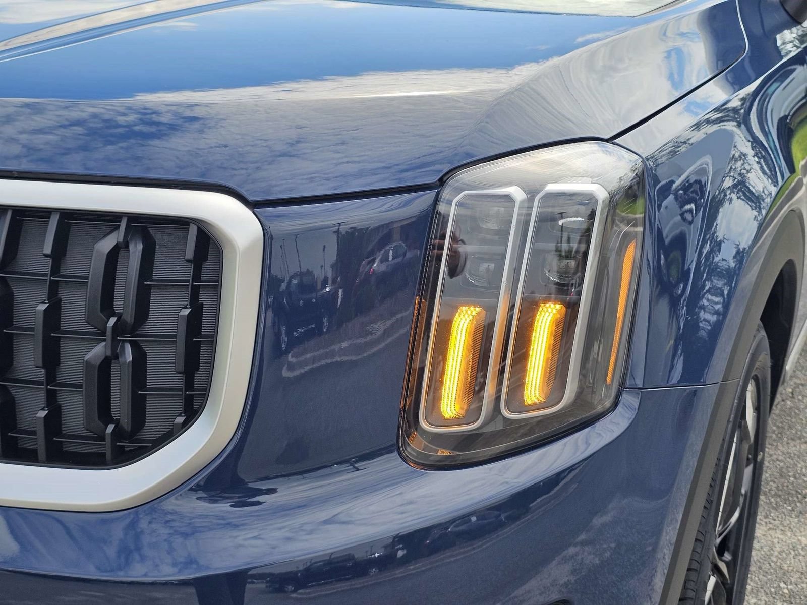 Used 2024 Kia Telluride EX w/ EX Captain's Chair Package FWD image 12