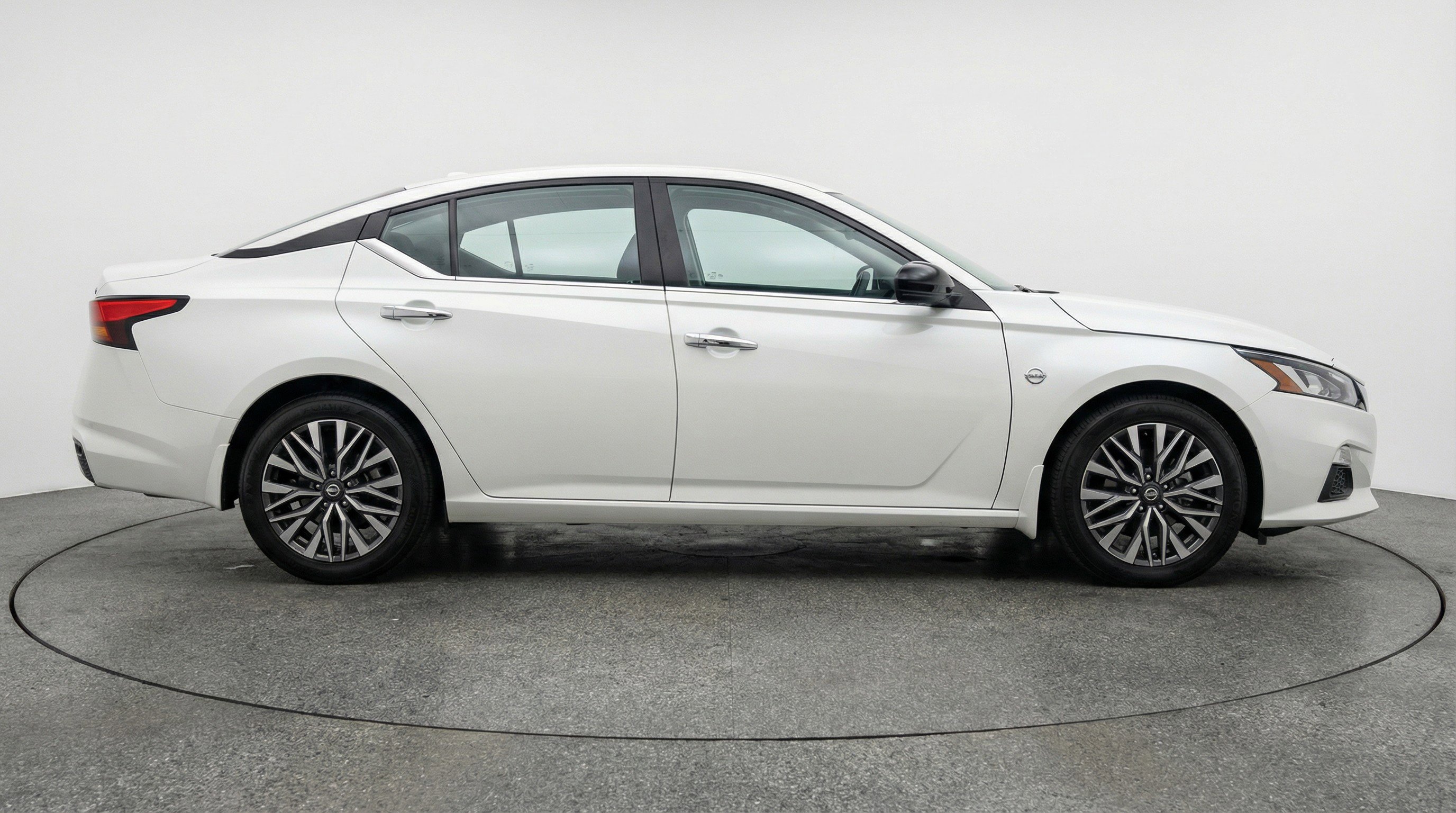 Used 2025 Nissan Altima 2.5 SV image 11