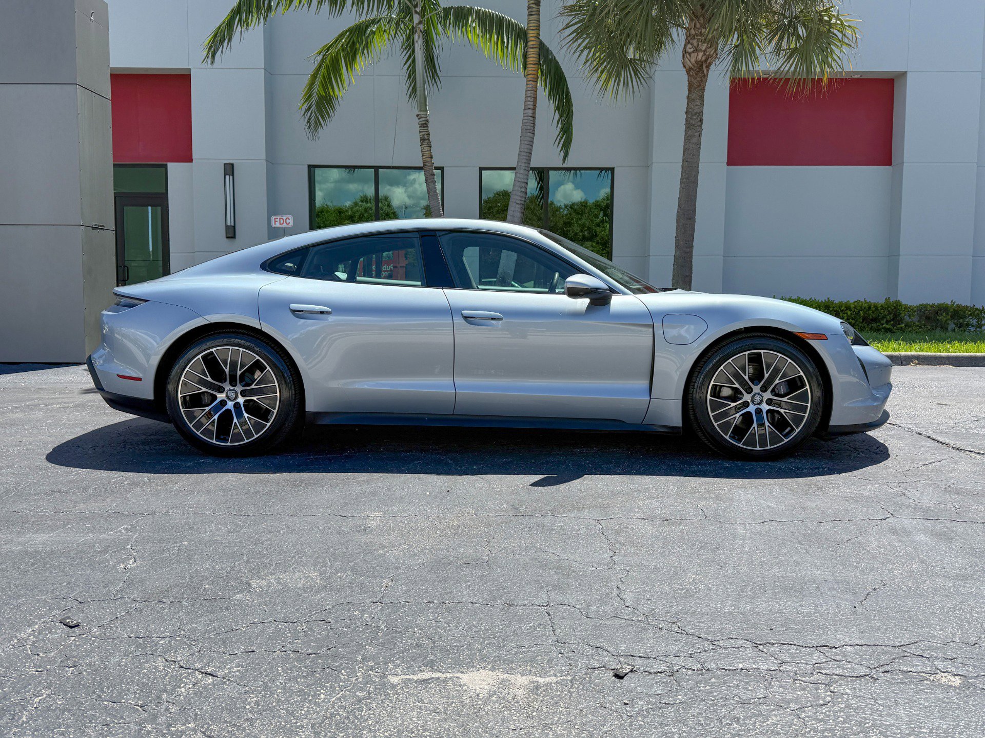 Used 2022 Porsche Taycan image 3