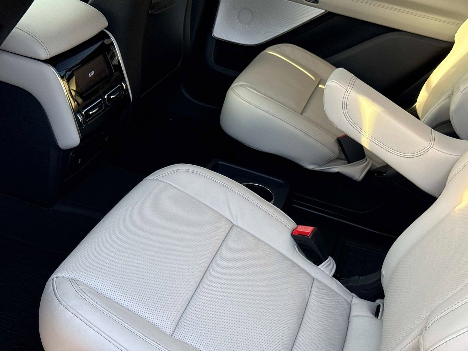 Used 2025 Lincoln Aviator Reserve w/ Luxury Package RWD image 17