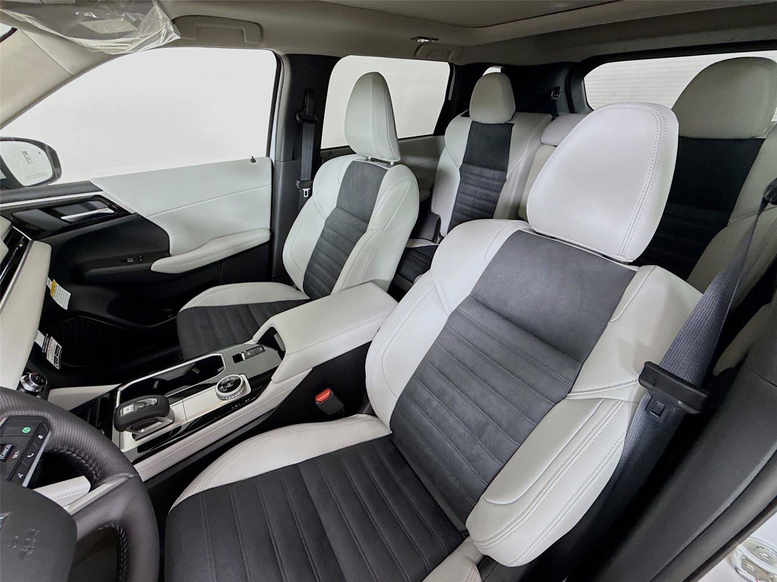 New 2026 Mitsubishi Outlander SE image 2