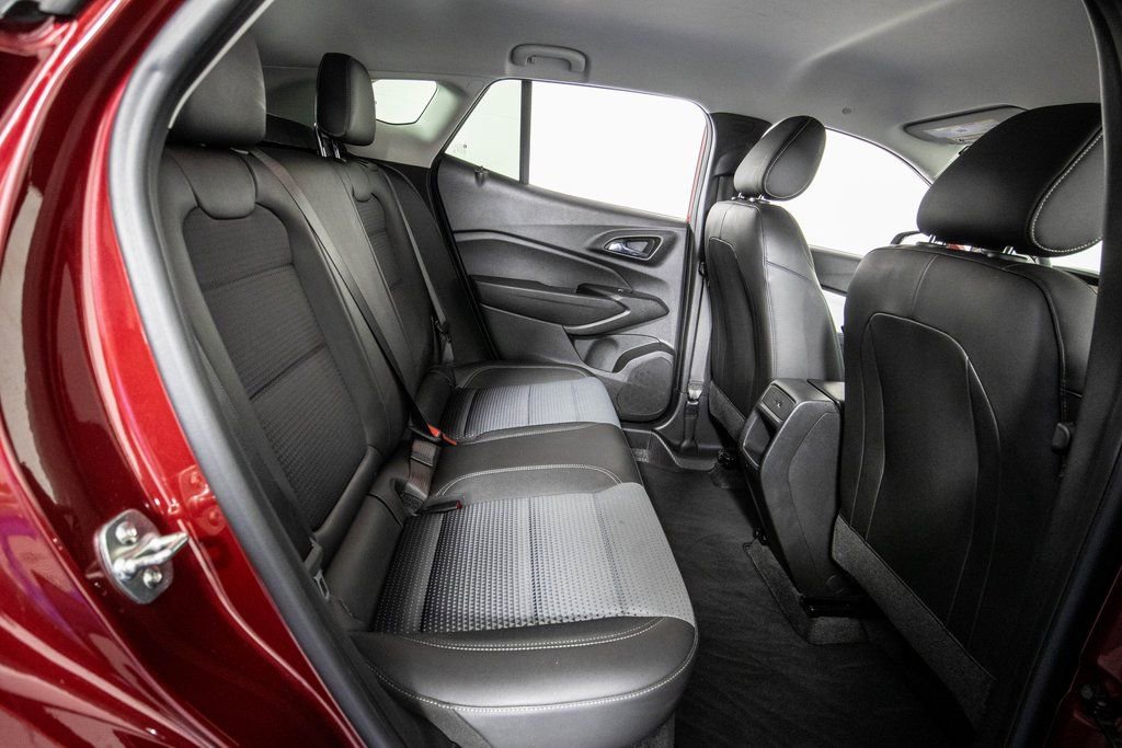 Used 2025 Chevrolet Trax LT w/ LT Convenience Package image 12