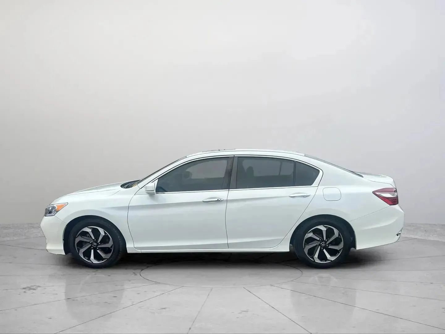 Used 2017 Honda Accord EX-L image 2