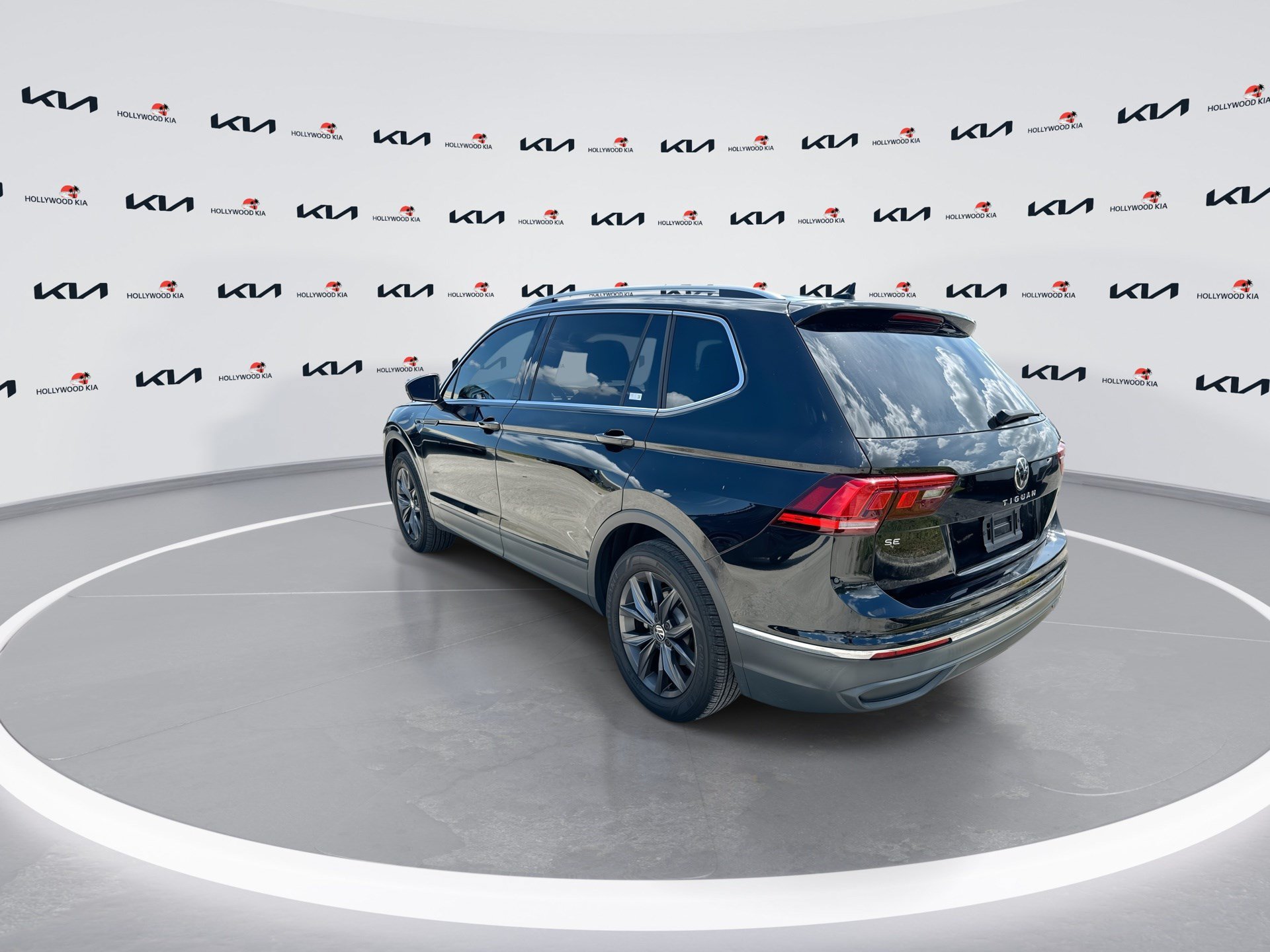 Used 2023 Volkswagen Tiguan SE FWD image 6