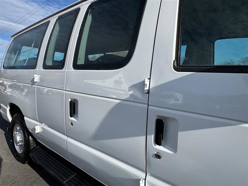 Used 2009 Ford E-350 and Econoline 350 Super Duty Wagon image 23