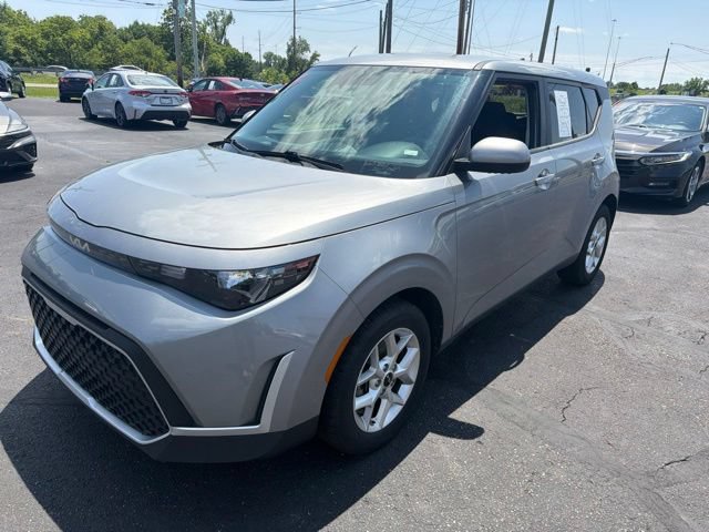 Used 2024 Kia Soul LX w/ Option Group 015 FWD image 3