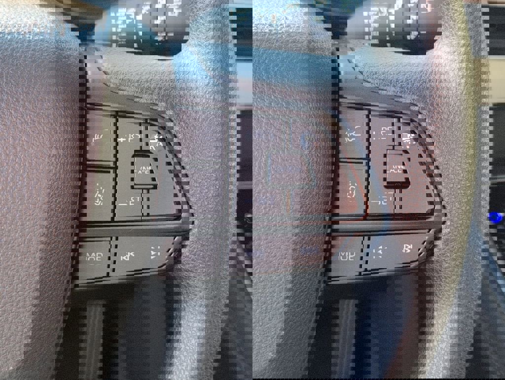 Used 2025 Toyota Sienna LE w/ LE Plus Package image 25