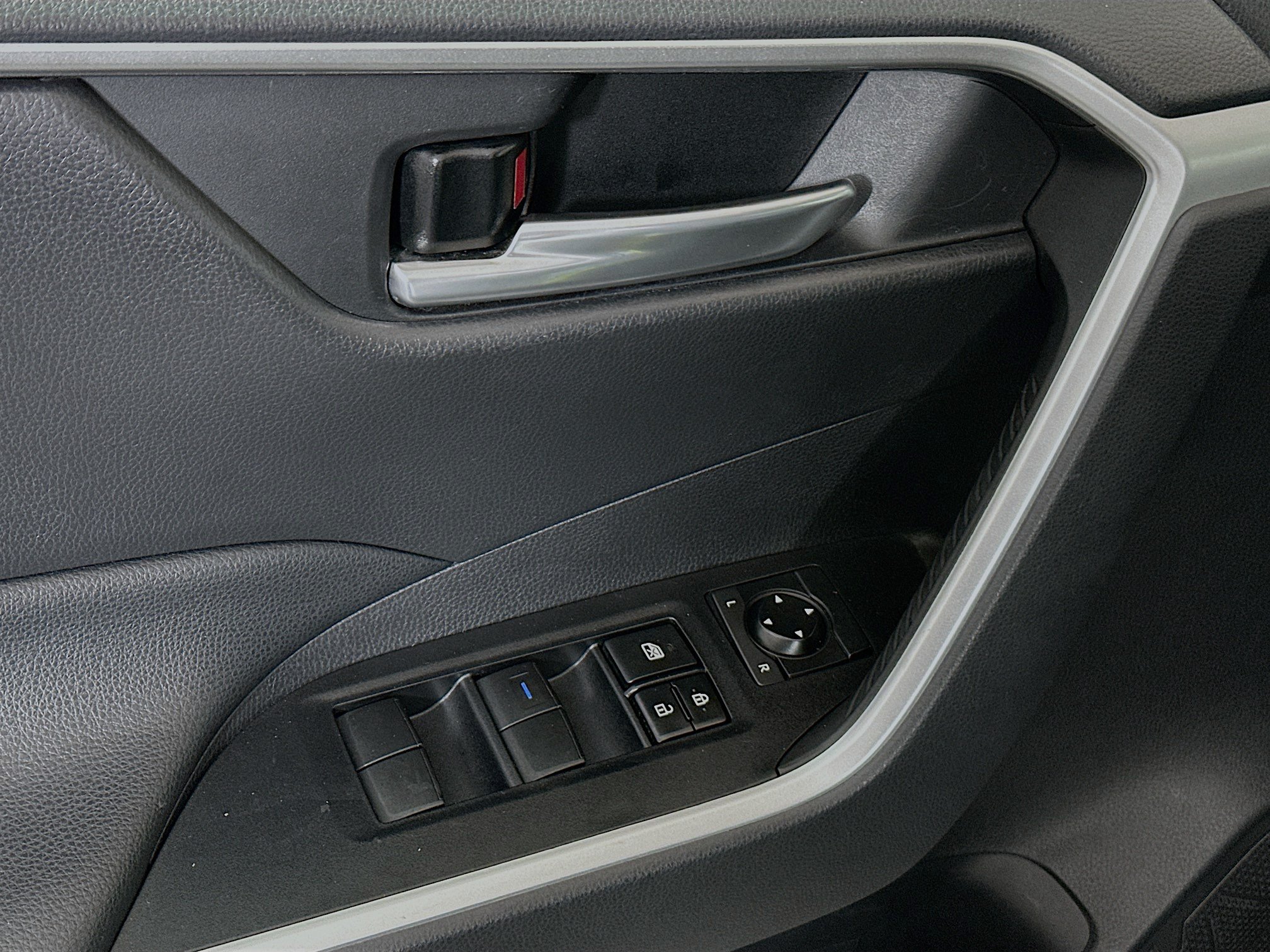 Used 2021 Toyota RAV4 XLE w/ Convenience Package FWD image 14