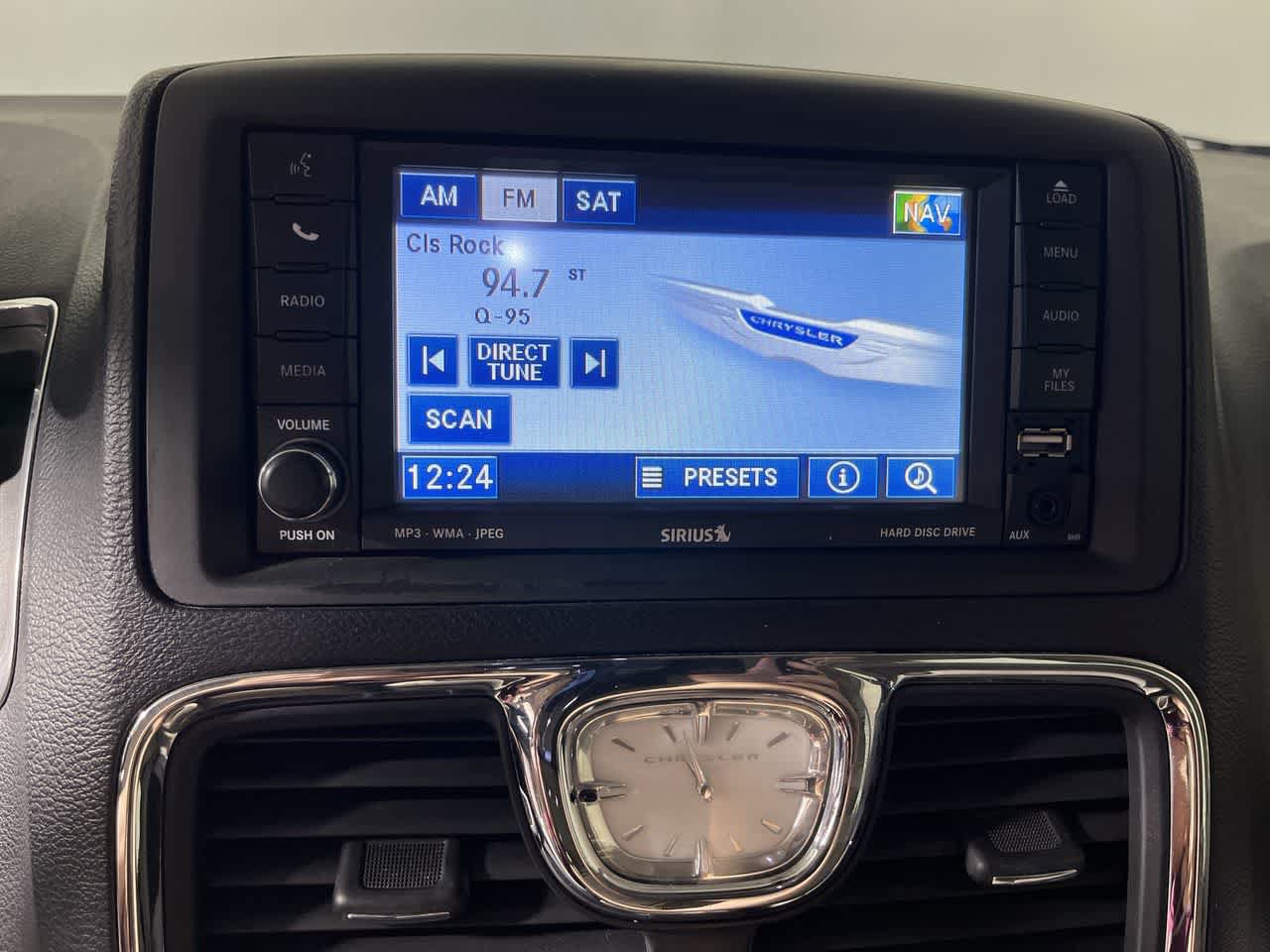 Used 2011 Chrysler Town & Country Touring-L w/ Entertainment Group #2 FWD image 18