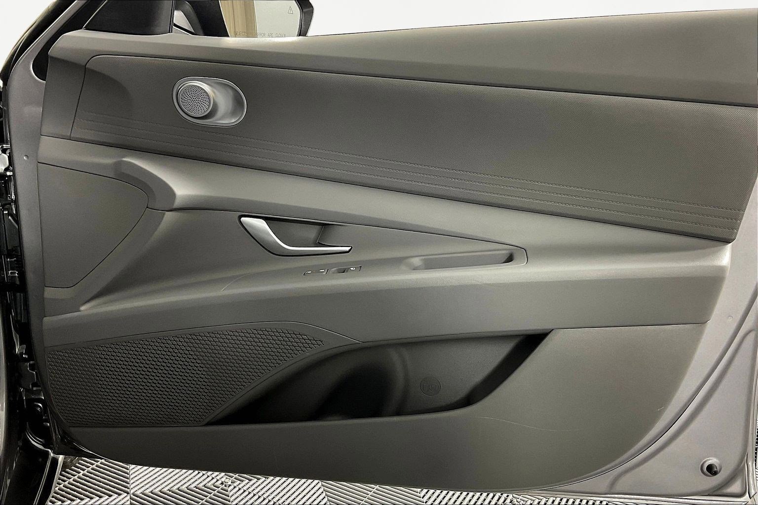 Used 2025 Hyundai Elantra SE image 25