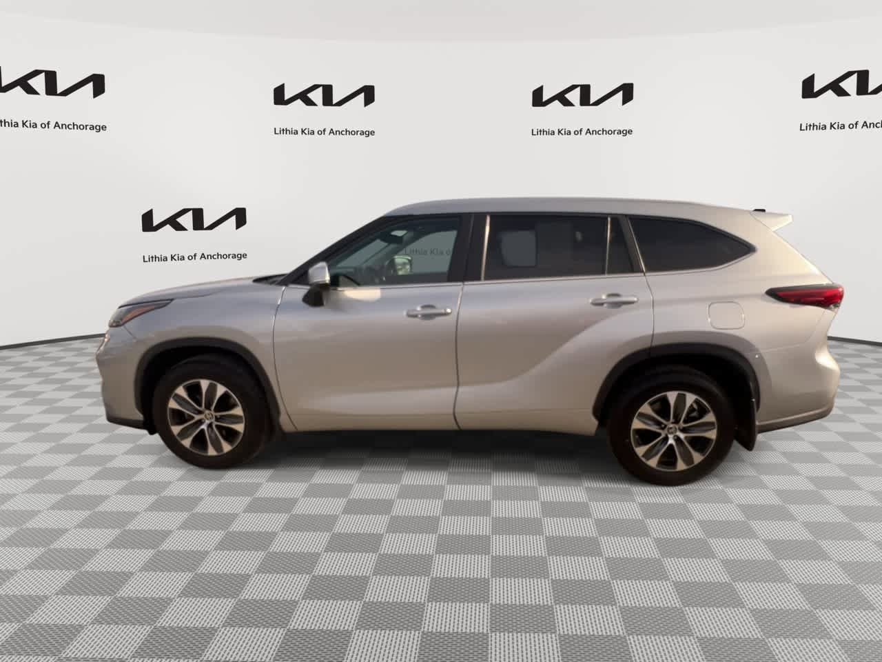 Used 2023 Toyota Highlander XLE AWD/4WD image 6