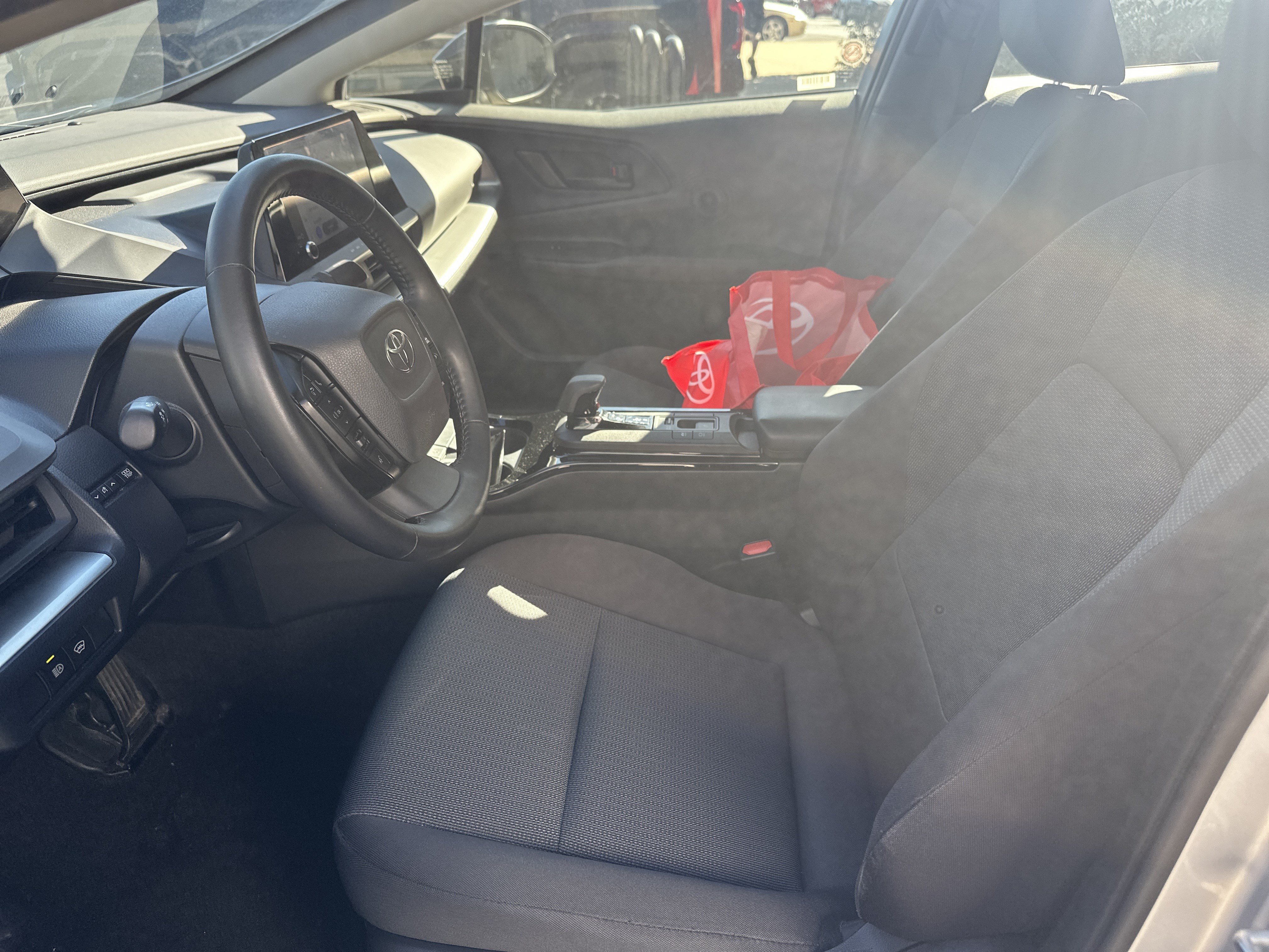 Used 2025 Toyota Prius LE FWD image 15