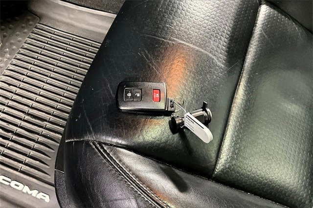 Used 2021 Toyota Tacoma Limited image 32