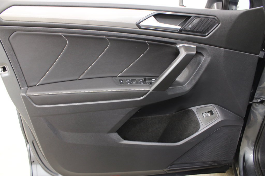 Used 2024 Volkswagen Tiguan SE w/ Panoramic Sunroof Package FWD image 16