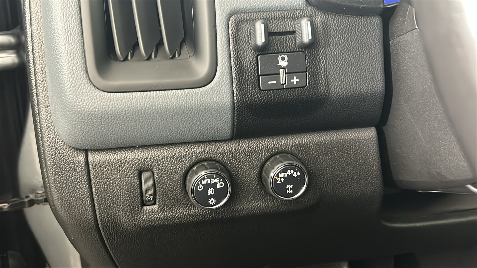Used 2019 Chevrolet Colorado Z71 AWD/4WD image 24