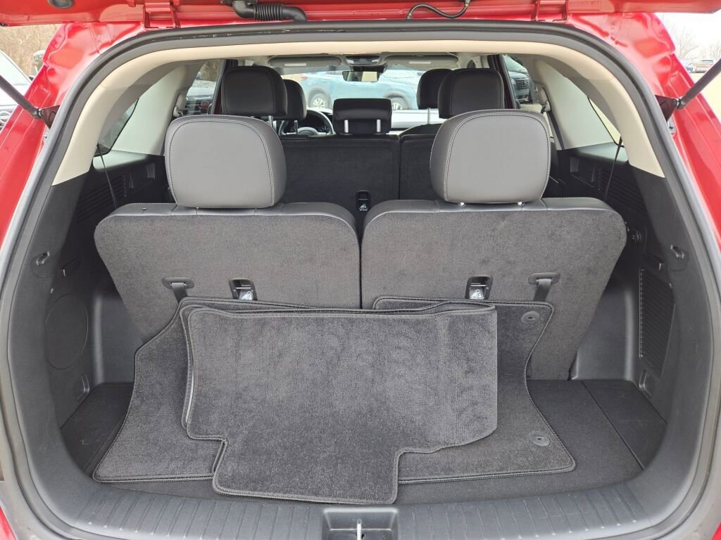 Used 2023 Kia Sorento S image 12