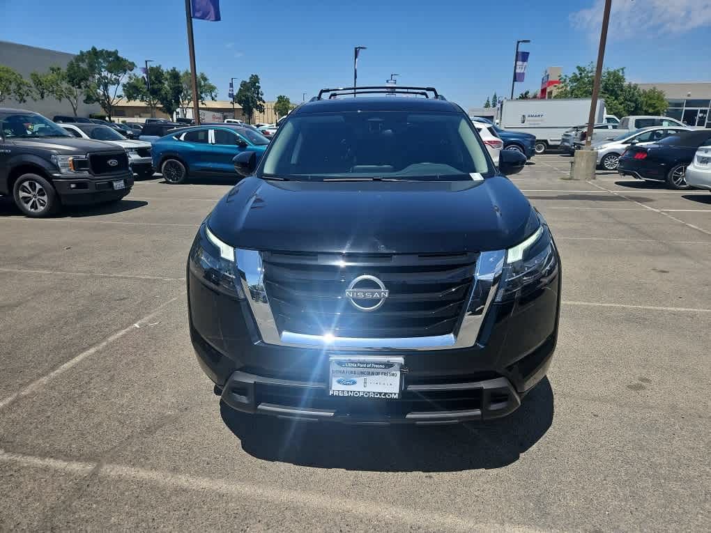 Used 2025 Nissan Pathfinder SV AWD/4WD image 2
