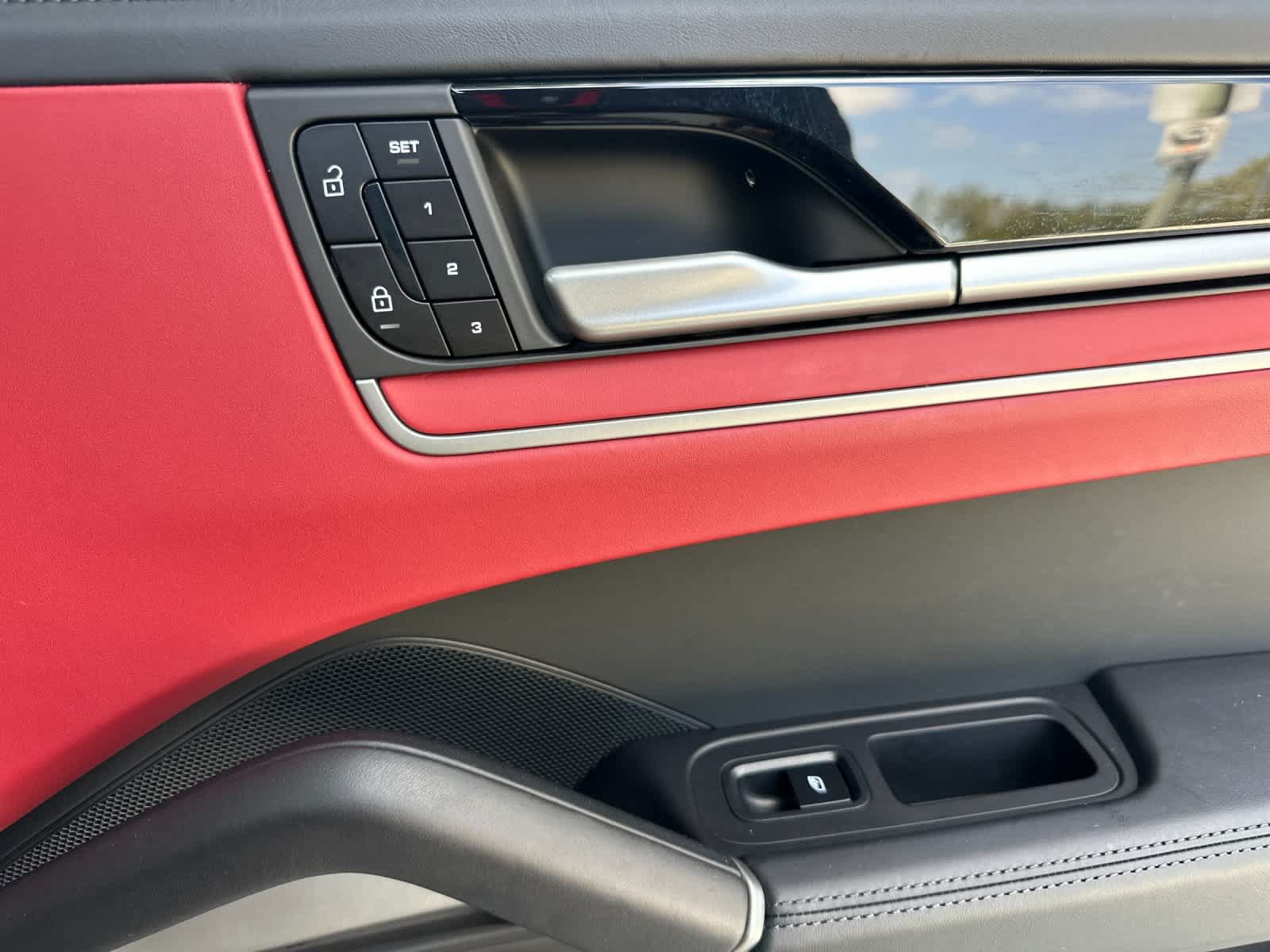 Certified 2025 Porsche Cayenne Turbo AWD/4WD image 19