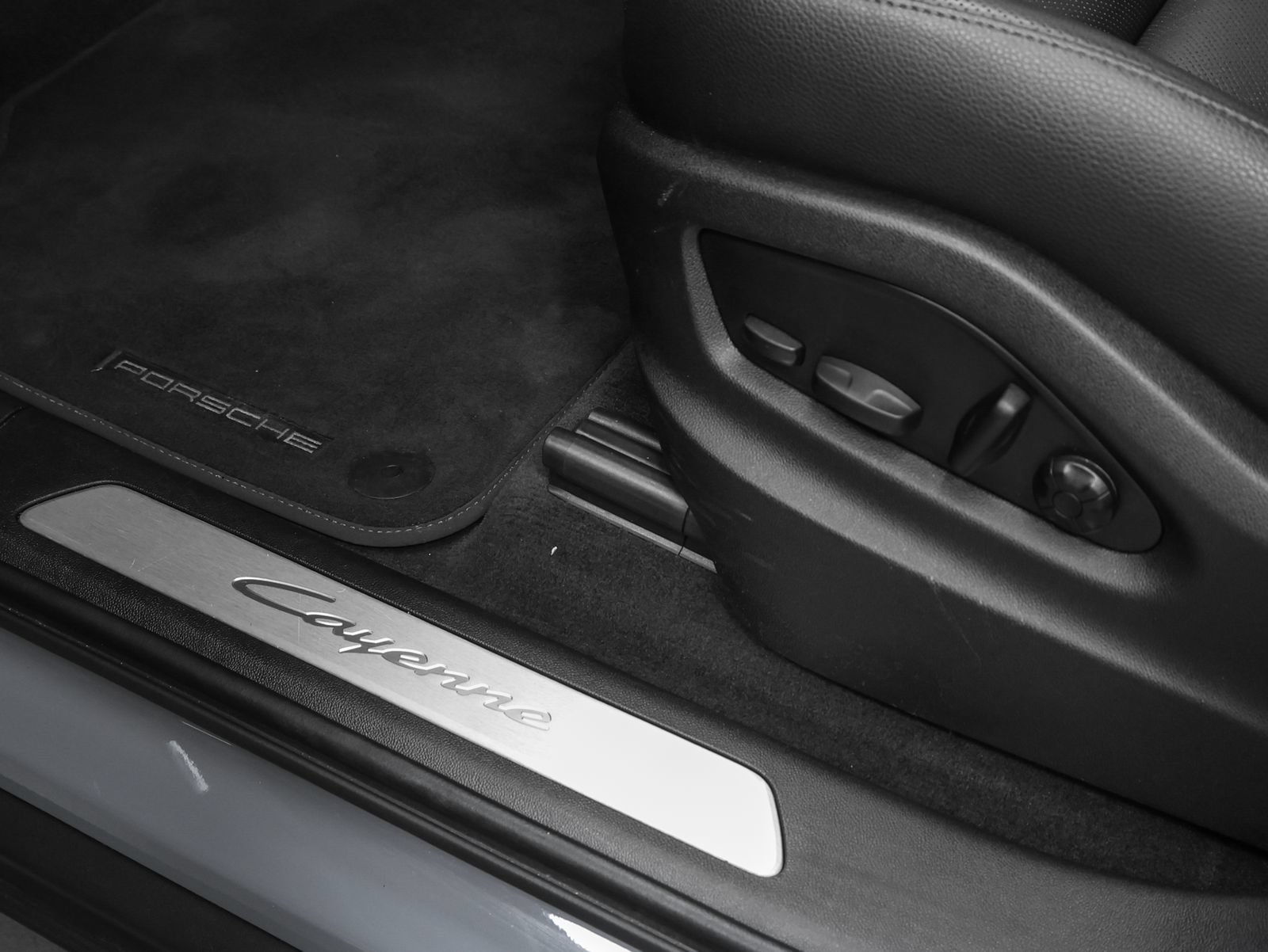 Certified 2024 Porsche Cayenne AWD/4WD image 29