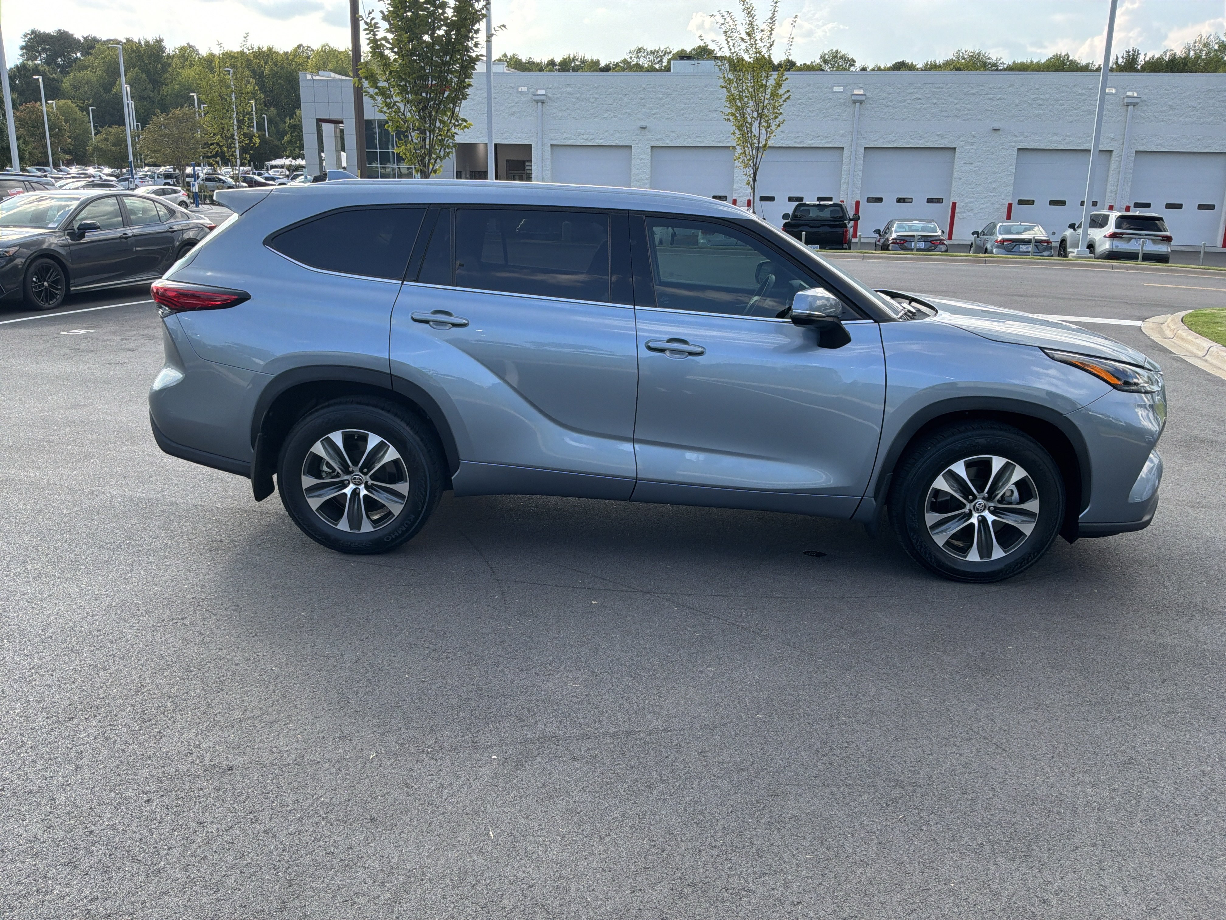 Used 2022 Toyota Highlander XLE FWD image 11