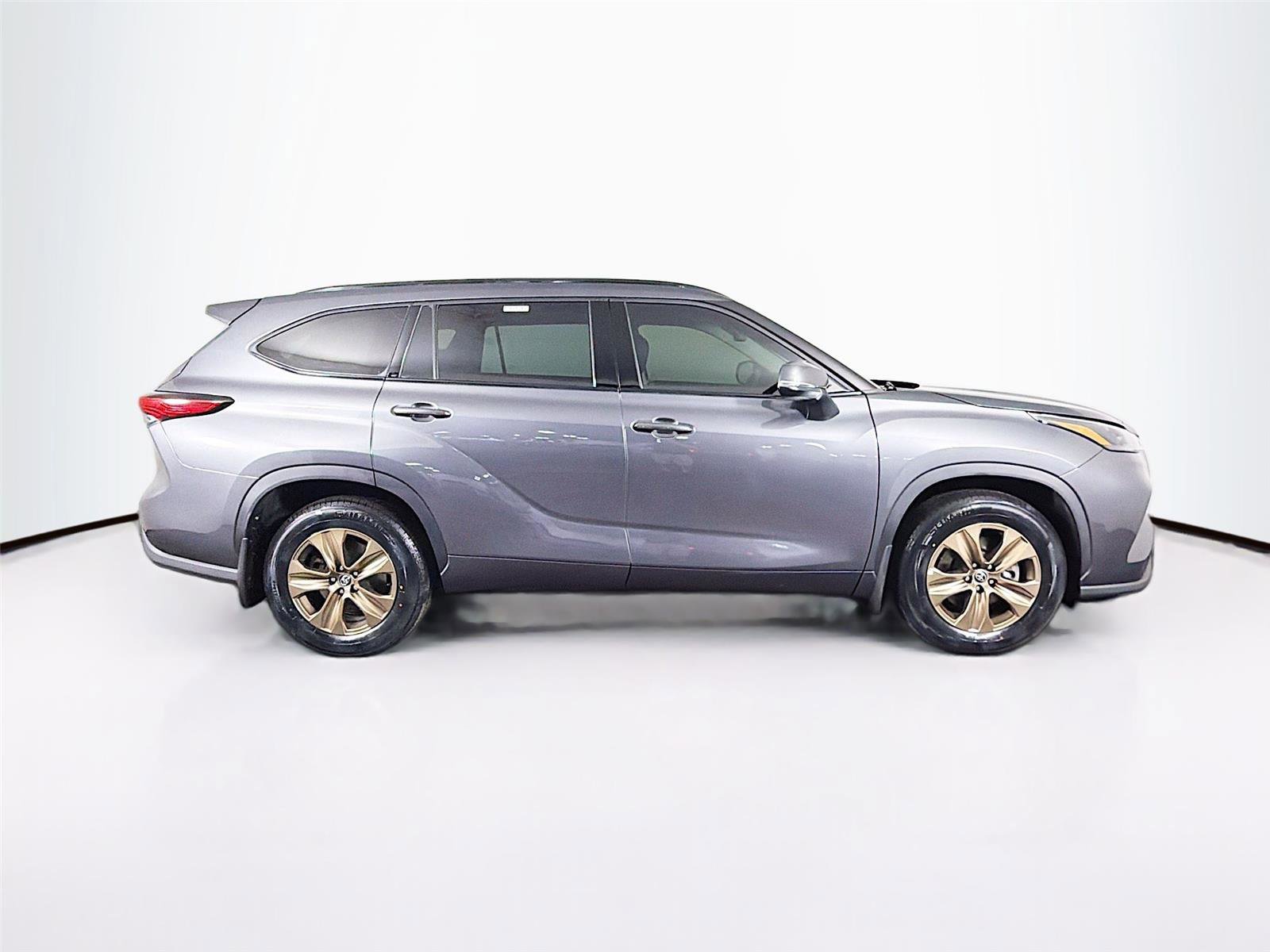 Used 2022 Toyota Highlander XLE AWD/4WD image 8