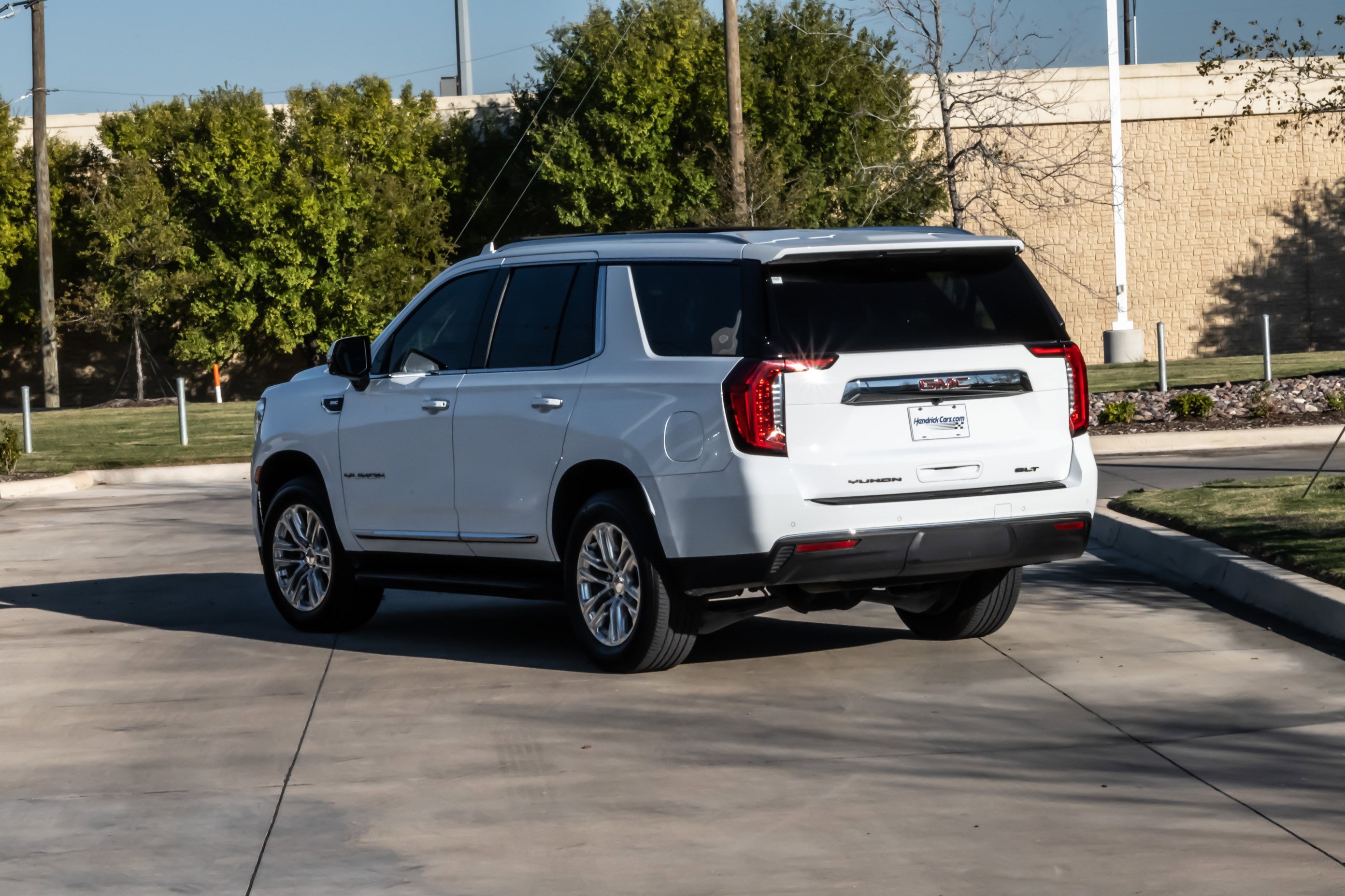 Used 2021 GMC Yukon SLT w/ SLT Premium Package image 3