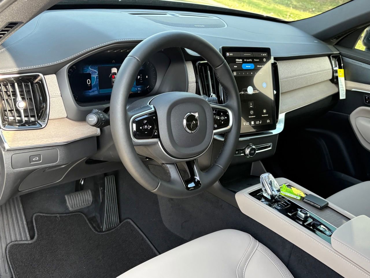 New 2026 Volvo XC90 B5 Plus w/ Protection Package Premier AWD/4WD image 13