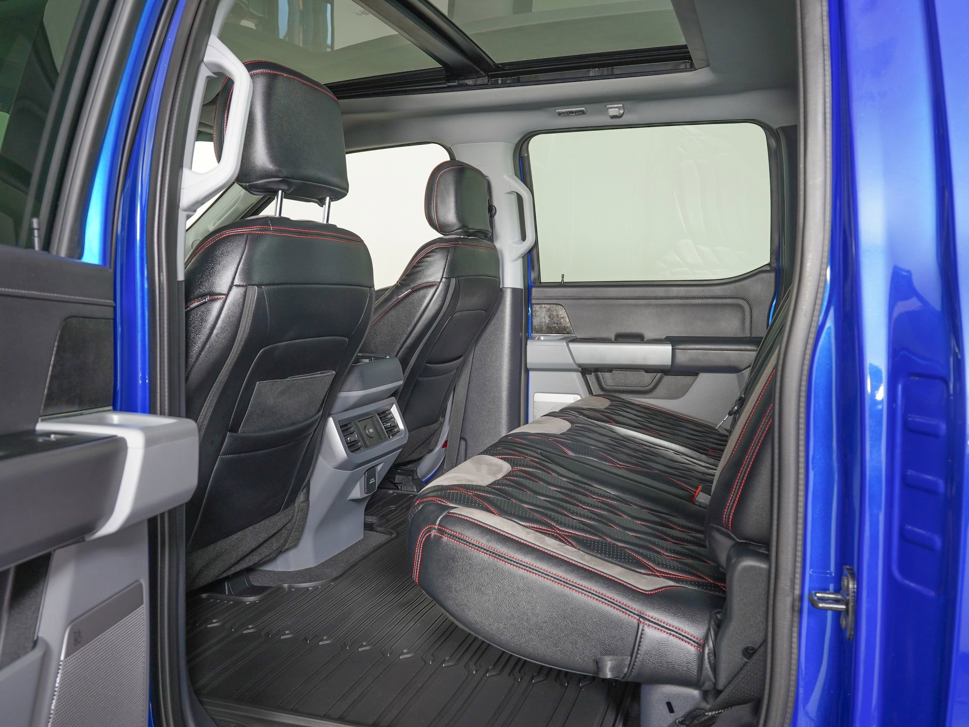 Used 2025 Ford F250 XLT w/ Black Appearance Package image 12