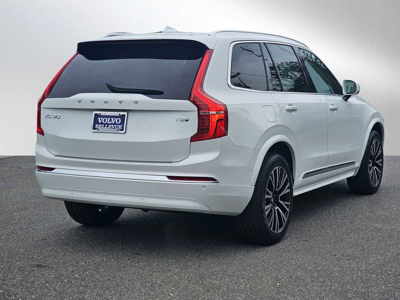 Used 2025 Volvo XC90 T8 Plus w/ Protection Package Premier image 5