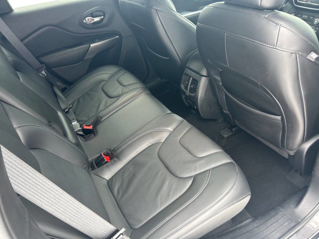 Used 2019 Jeep Cherokee Limited image 32