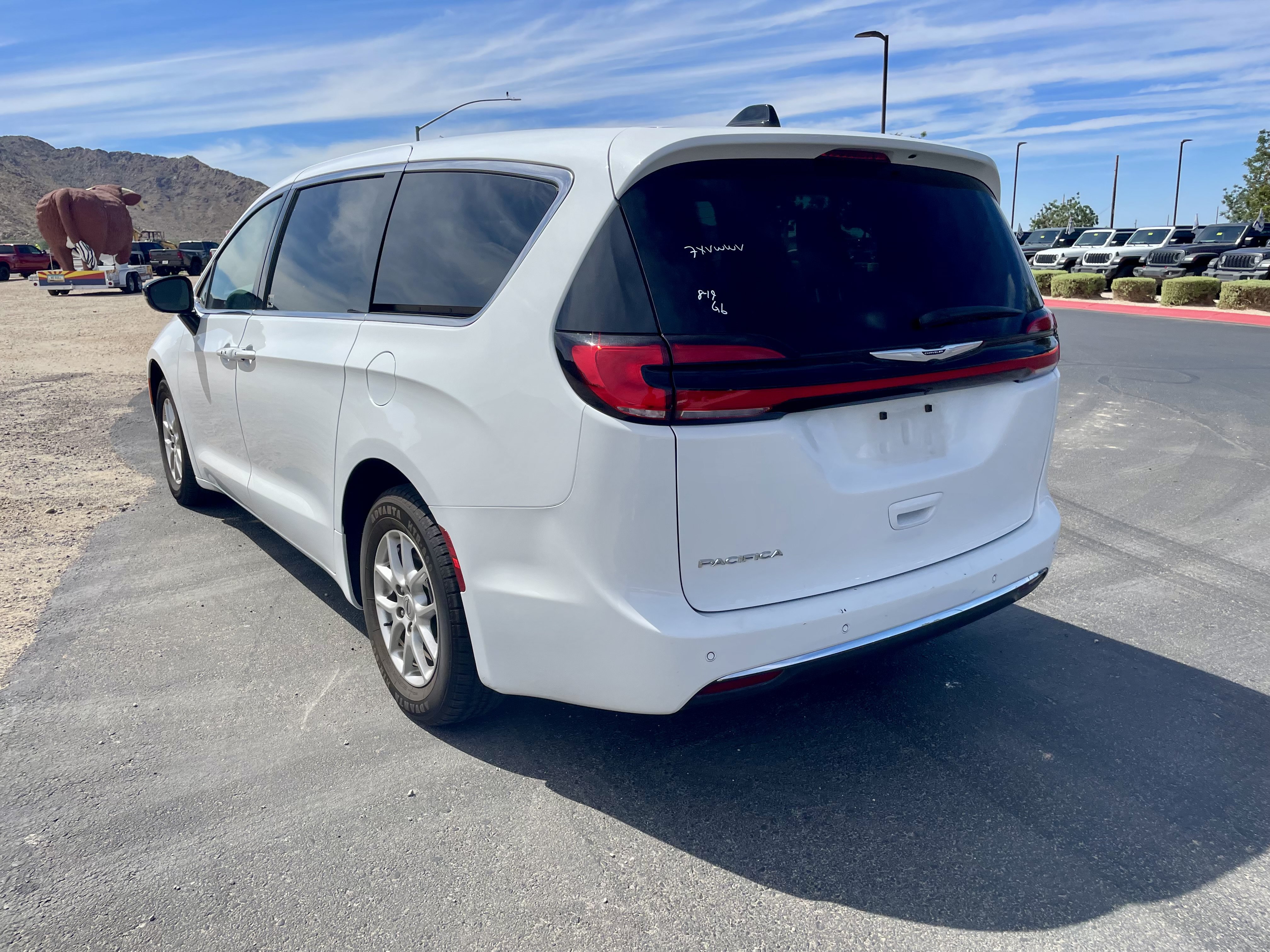Used 2025 Chrysler Pacifica Select FWD image 3