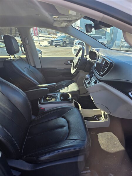 Used 2022 Chrysler Pacifica Touring-L FWD image 8
